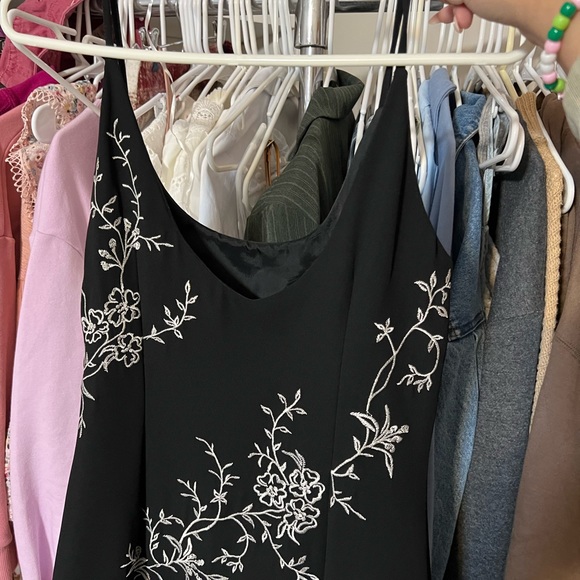 Black and white floral embroidered dress - Picture 4 of 5